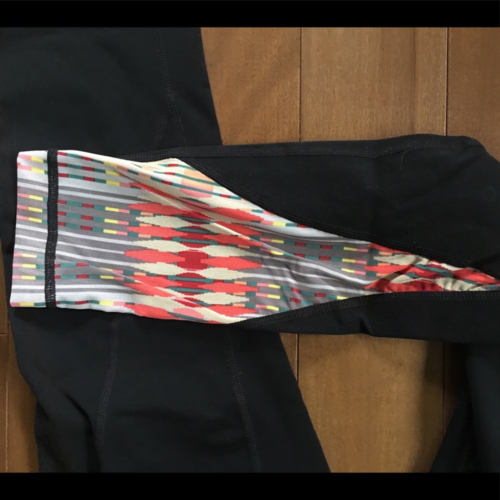 Prana leggings w/ pattern on lower legs Size S 🖤